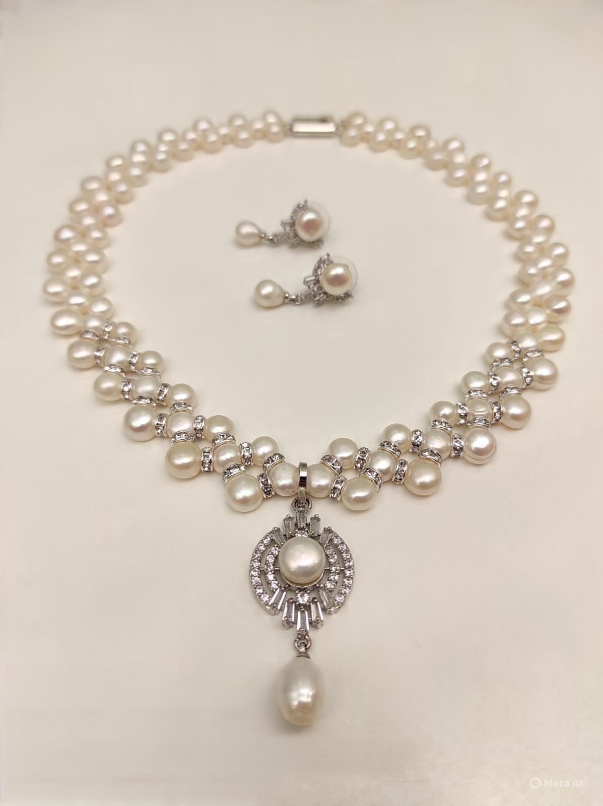 Gorgeous zigzag pearl necklace