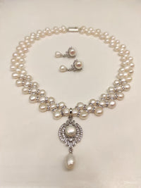 Gorgeous zigzag pearl necklace