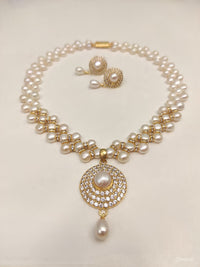 Gorgeous zigzag pearl necklace