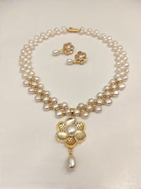 Gorgeous zigzag pearl necklace