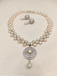 Gorgeous zigzag pearl necklace